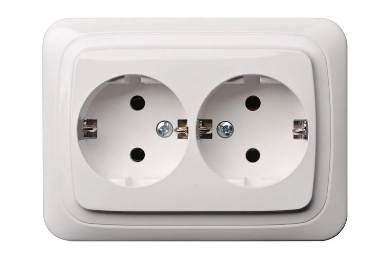 Dubbele wandcontactdoos met randaarde, wit