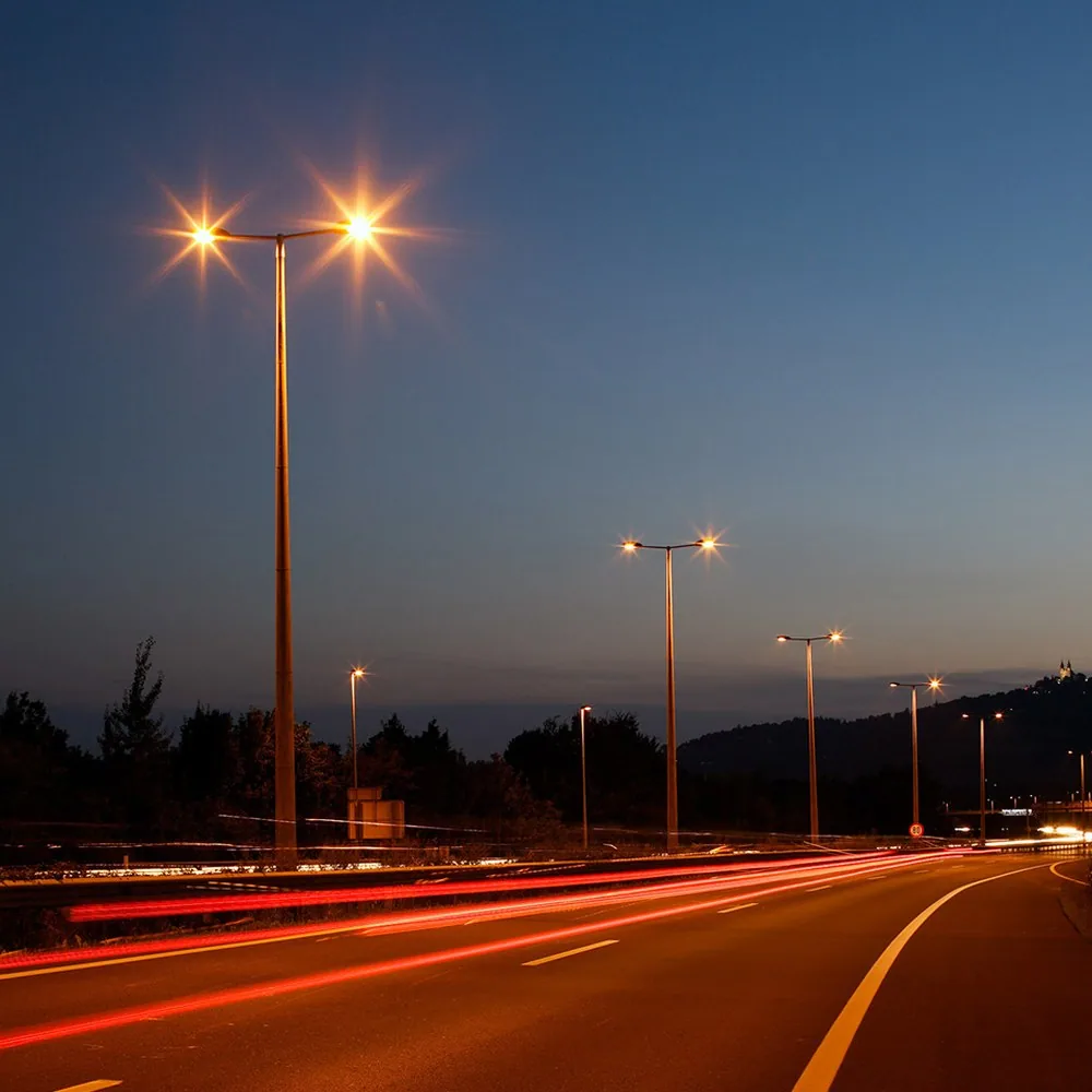 Stahl-Lichtmasten entlang einer Straße